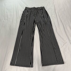 Sabrina Lauren New York size medium black and white pull on pants  Lot B